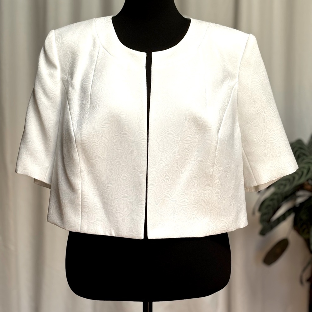 Jones Studio white crop top. Fully lined. Size 16W. No fasteners.